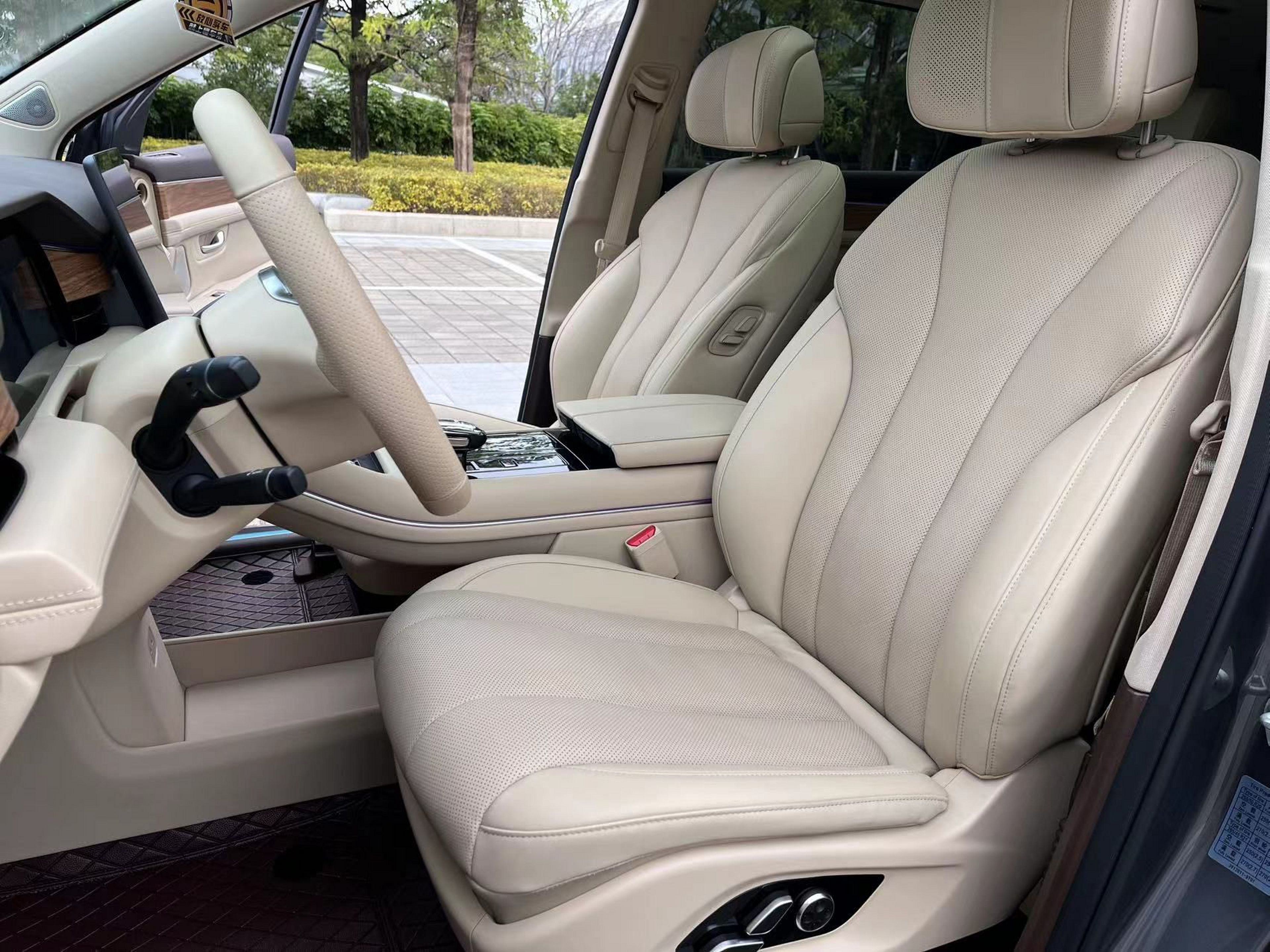 المقاعد الأمامية داخل السيارة