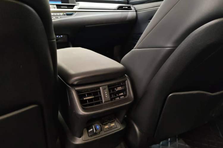 Used Lexus ES 2020 300h Deluxe Edition