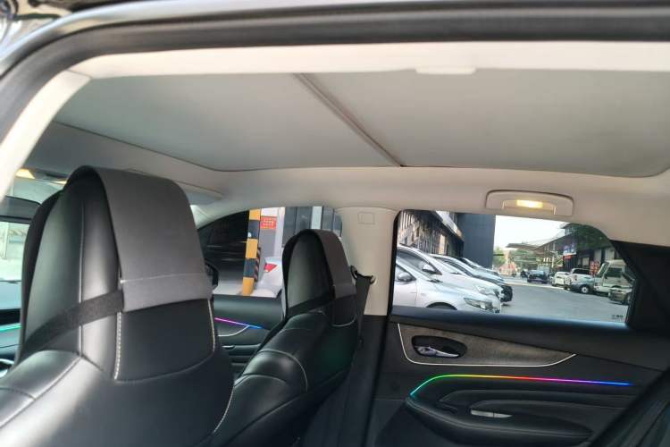 Used Venucia V 2022 260T Black Horse Edition · Idol
