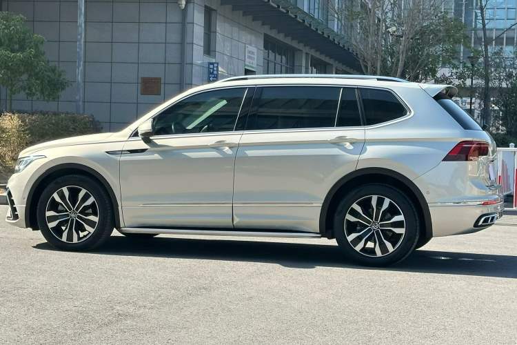 Used Volkswagen Tiguan L 2022 330TSI Automatic Two-Wheel Drive R-Line Enhanced Edition
