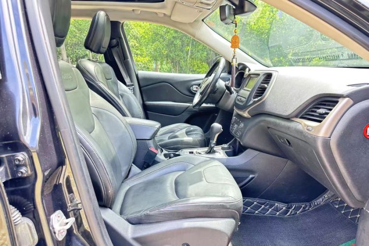 Used  Cherokee 2016 2.4L Professional Edition
