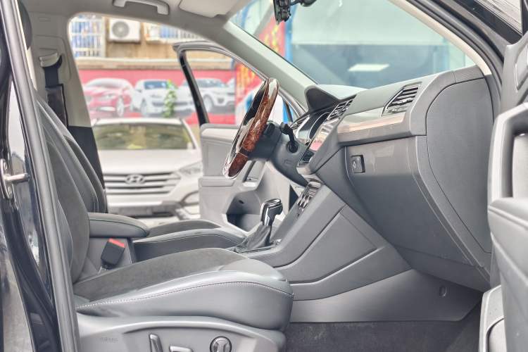 Used Volkswagen Tiguan L 2019 Updated Version 330TSI Automatic Two-Wheel Drive Panoramic Comfort Edition China VI Standard
