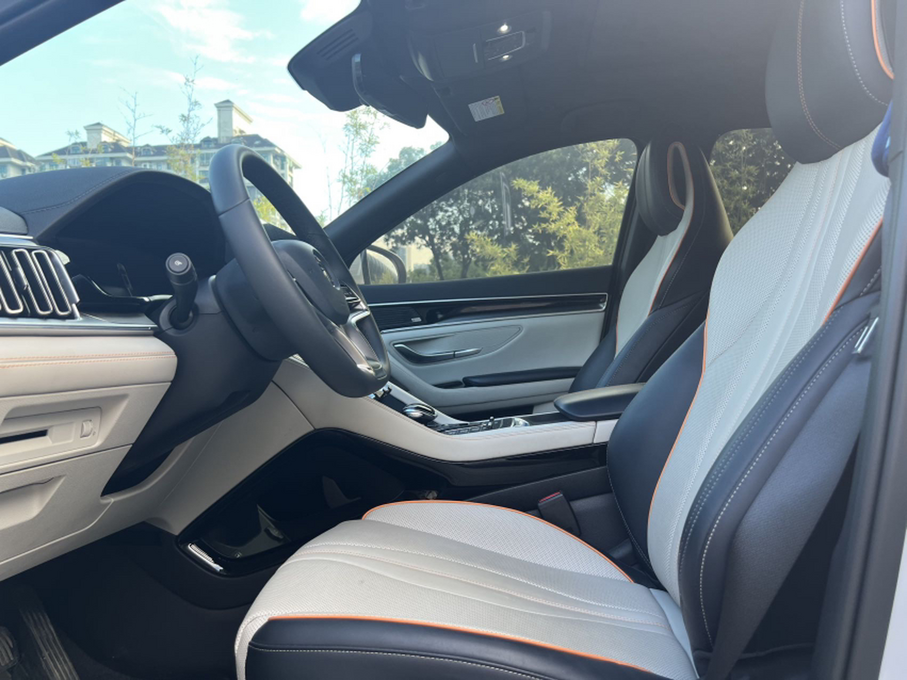 المقاعد الأمامية داخل السيارة