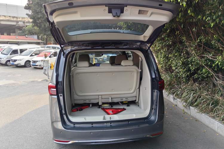 Used Buick GL8 2022 Land Cruiser Executive Class 652T Comfort Model
