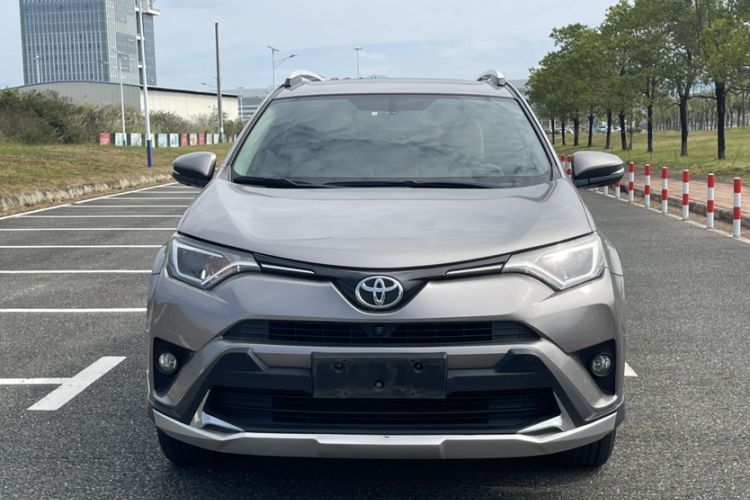 Used Toyota RAV4 2016 2.0L CVT Two-Wheel Drive Fashion Edition China V Standard
