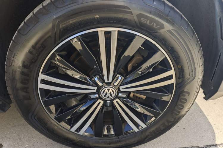 Used Volkswagen Tiguan L 2019 330TSI Automatic Two-Wheel Drive Luxury Edition China V Standard
