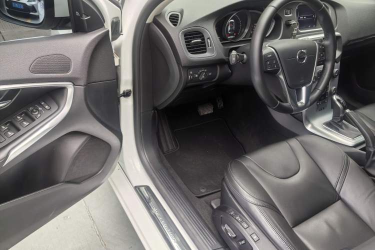 Used Volvo V40 2018 T3 Zhiya Edition
