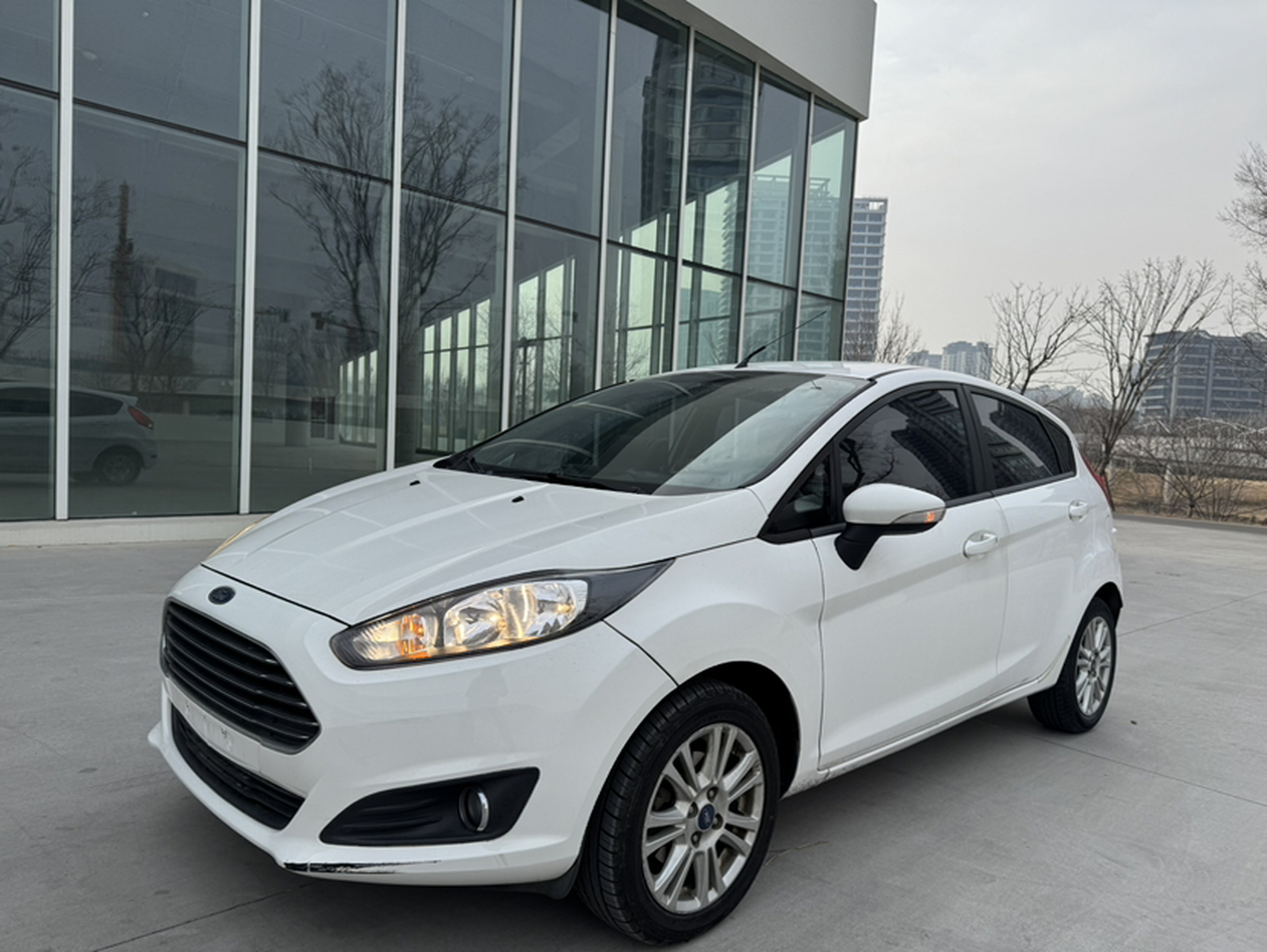 Под передней частью автомобиля