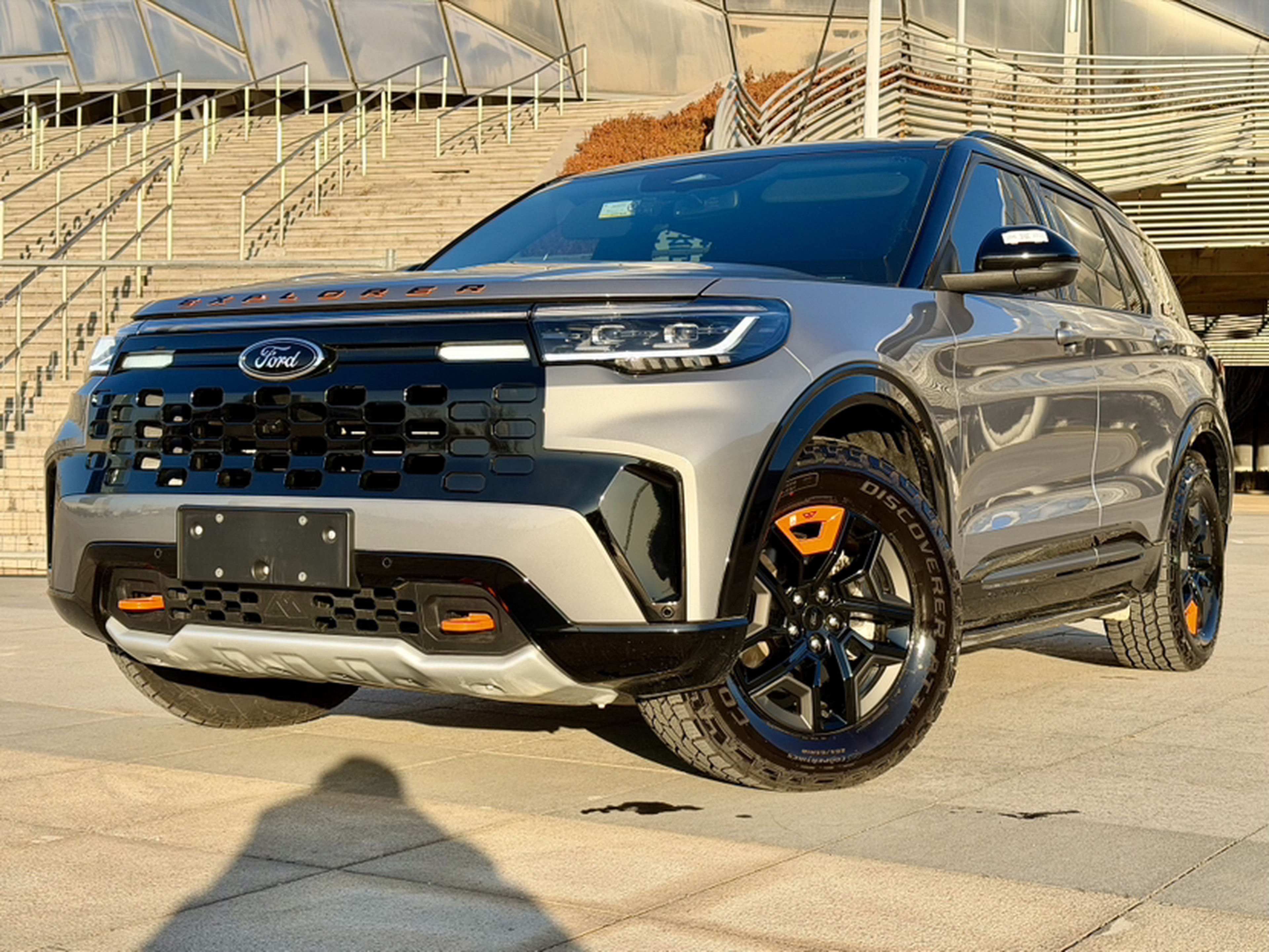 Под передней частью автомобиля