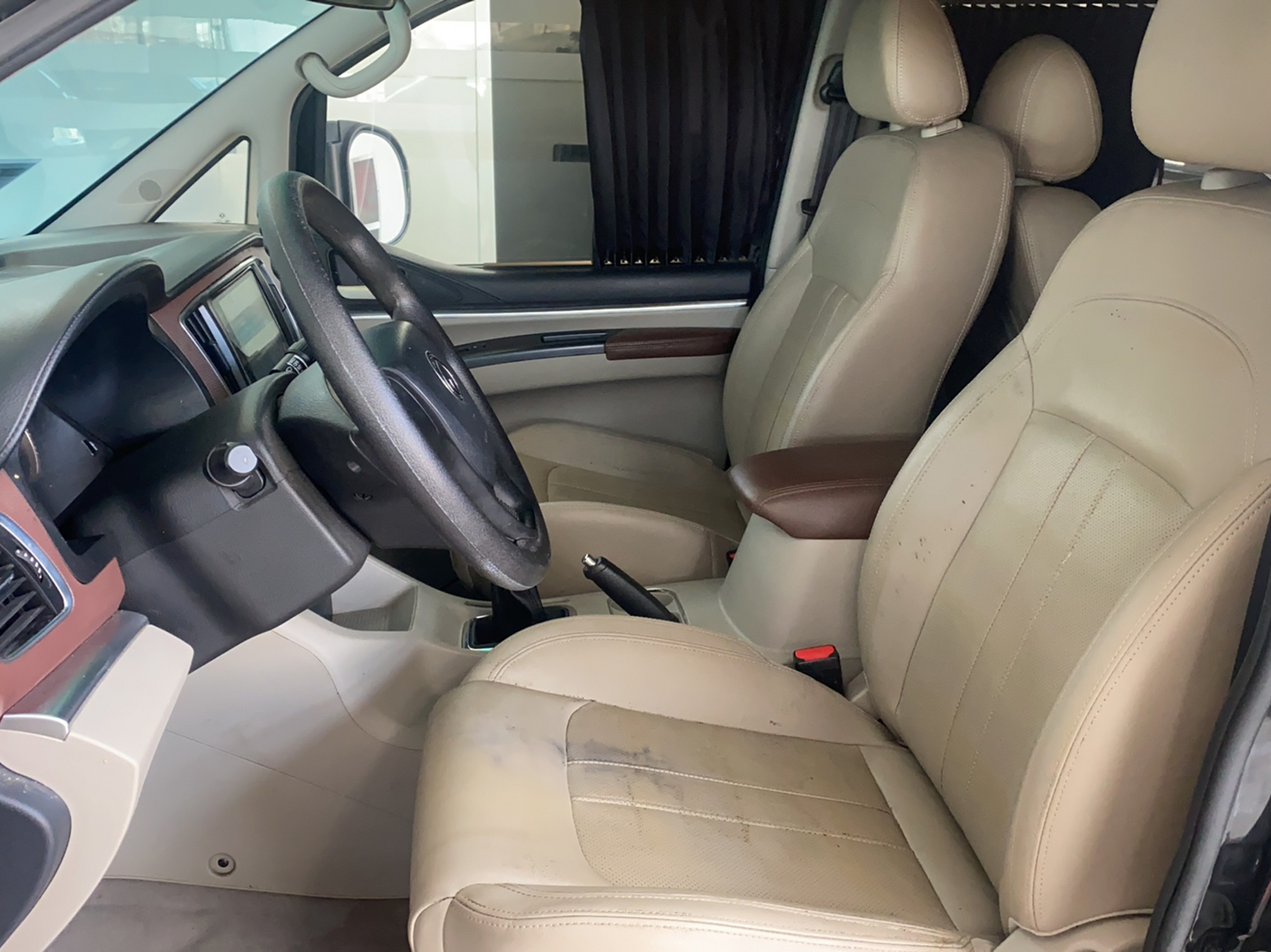 المقاعد الأمامية داخل السيارة