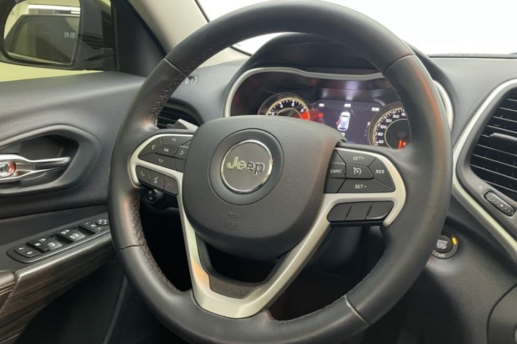 Used  Cherokee 2020 2.0L Two-Wheel Drive Classic Sports Edition