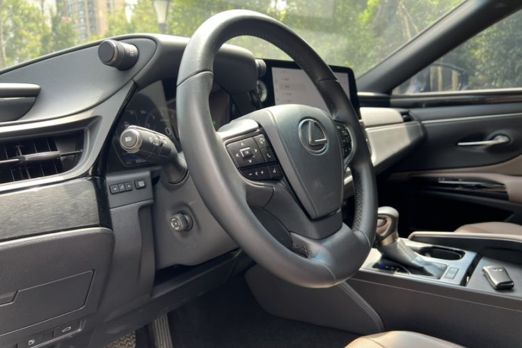 Used Lexus ES 2023 200 Excellence Edition
