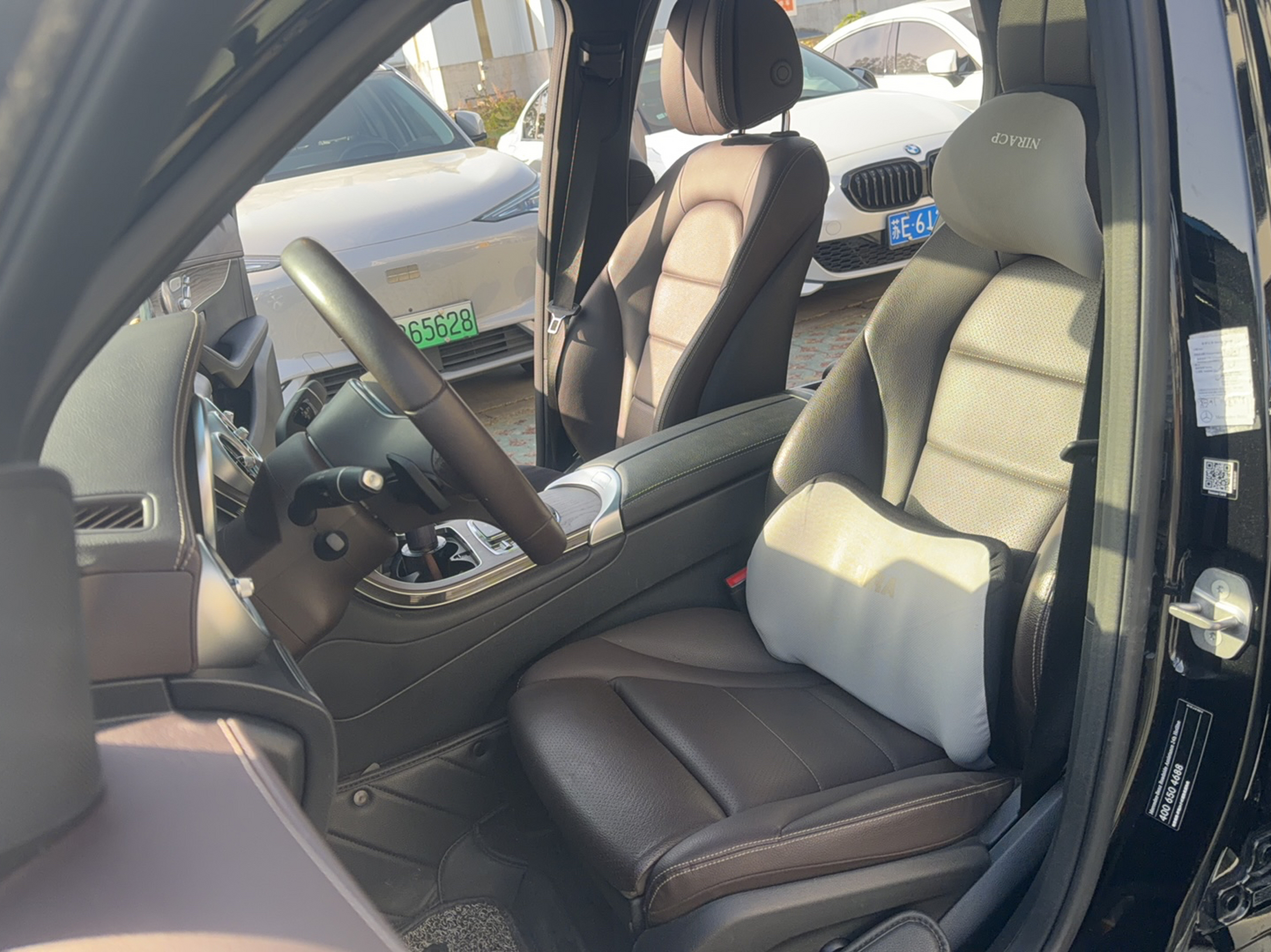 المقاعد الأمامية داخل السيارة