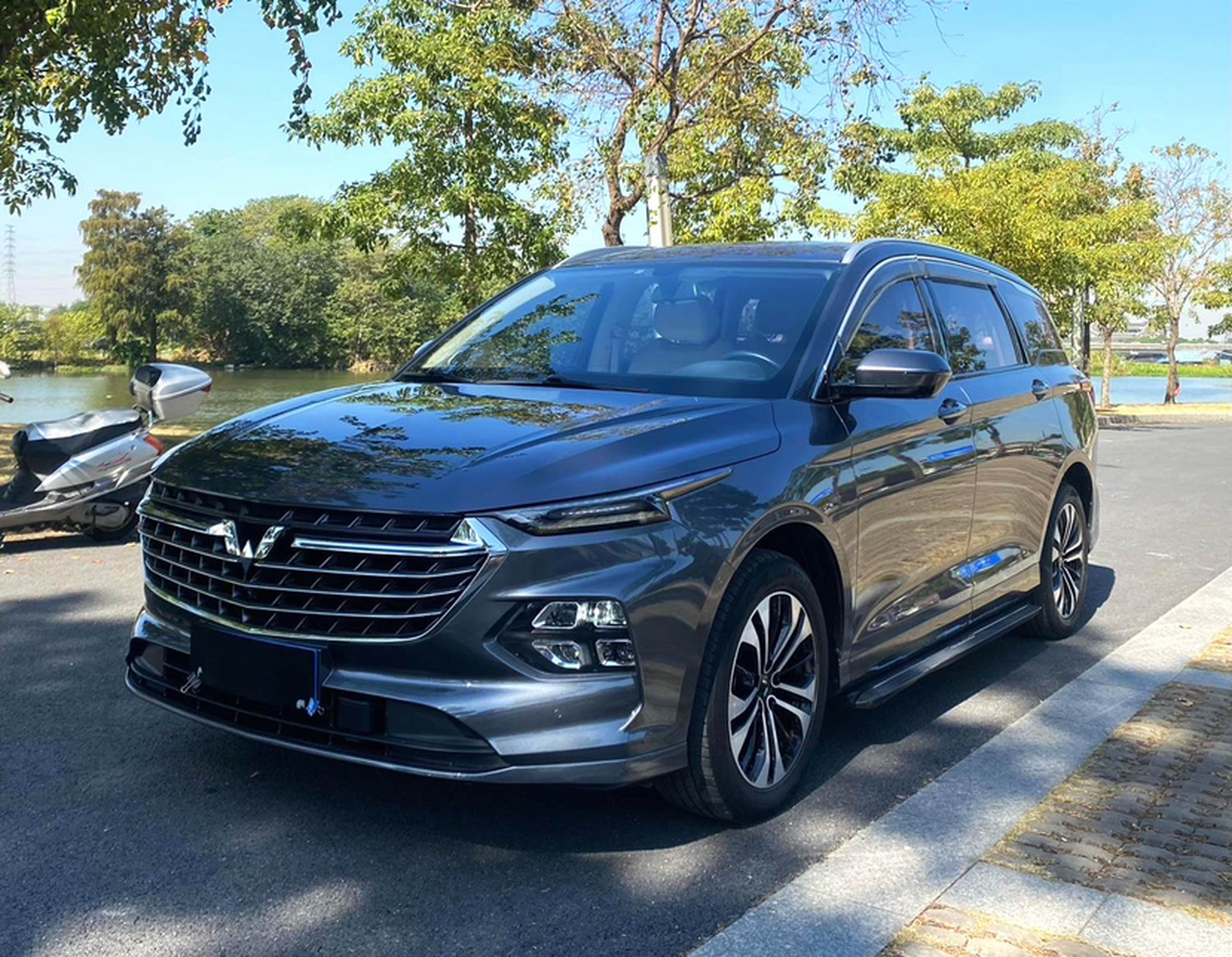 Под передней частью автомобиля