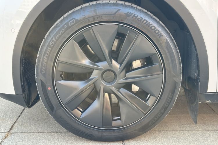 Used Tesla Model Y 2023 Long-Range All-Wheel-Drive Version
