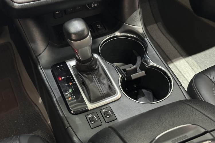 Used Toyota Highlander 2018 2.0T Four-Wheel Drive Luxury Version 7 Seats China VI Standard
