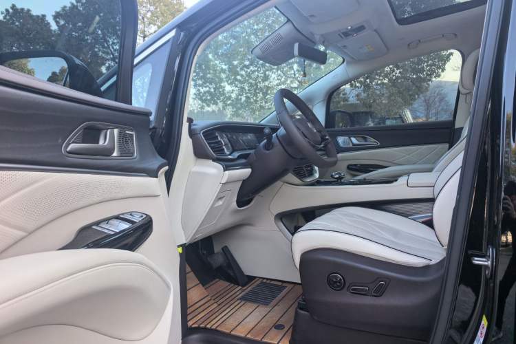 Used Denza D9 2024 DM-i 980 Four-Wheel Drive Flagship Model
