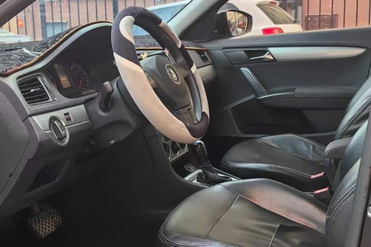 Used Volkswagen Lavida 2013 Revised Classic 1.6L Automatic Fashion Edition
