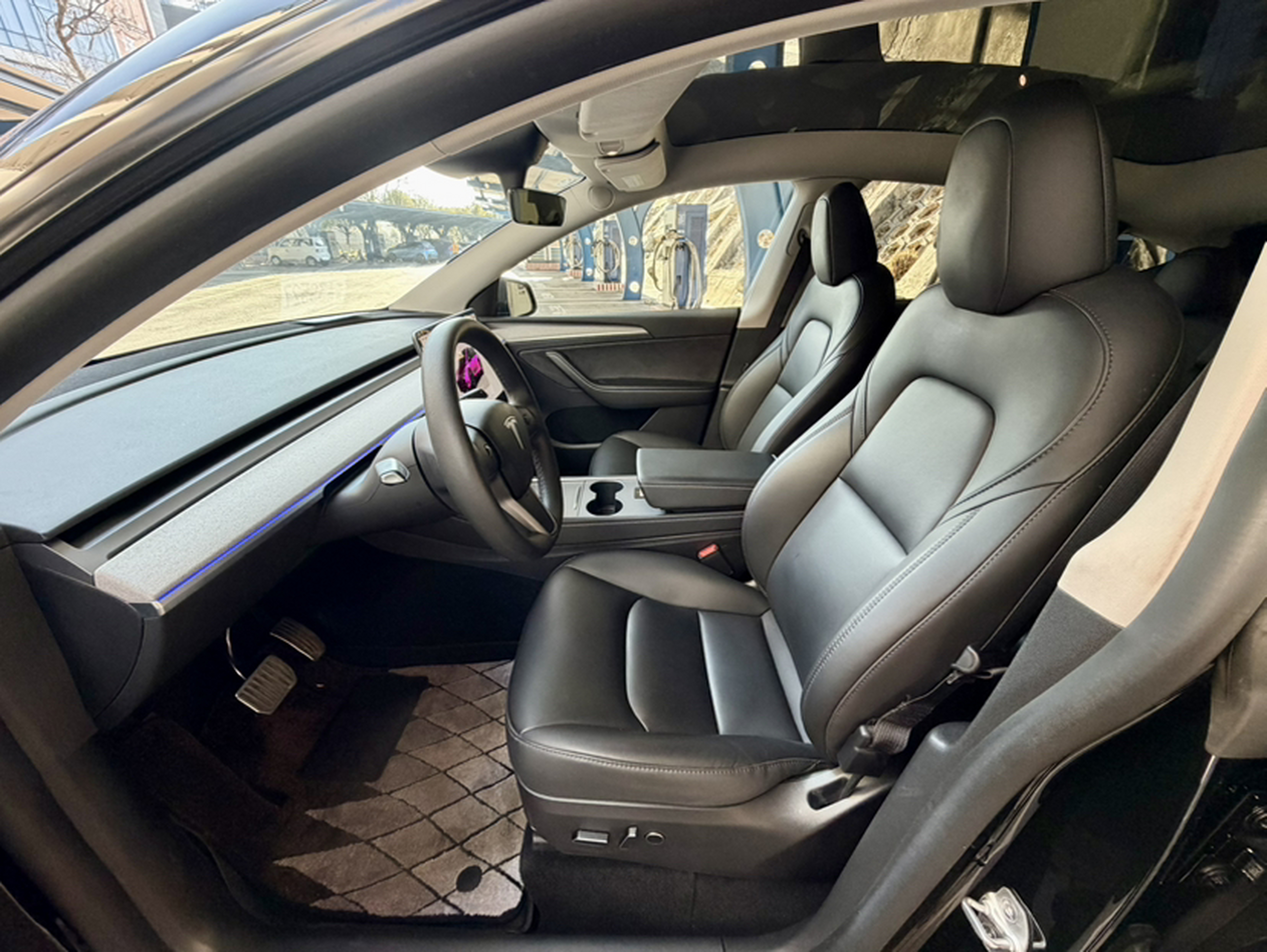 المقاعد الأمامية داخل السيارة