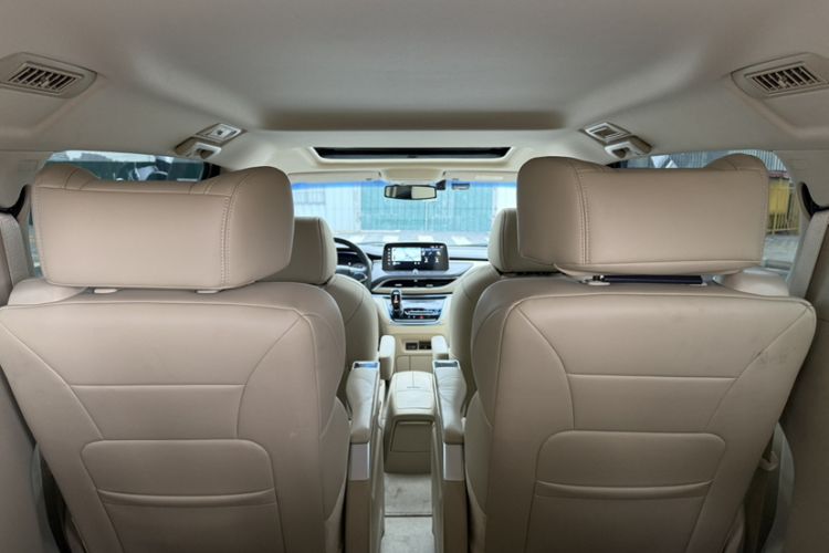 Used Buick GL8 2023 Facelifted Land Cruiser Executive Luxury Version
