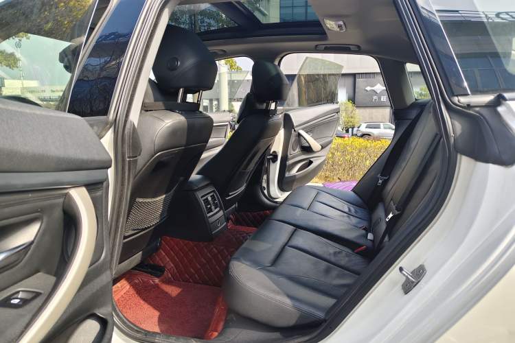 Used BMW 3 Series GT 2013 320i Leading Model
