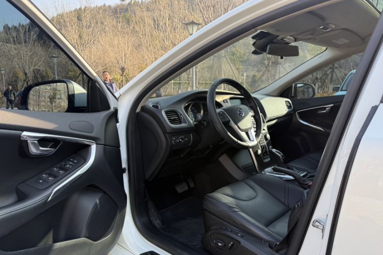 Used Volvo V40 2016 T3 Zhiyi Edition