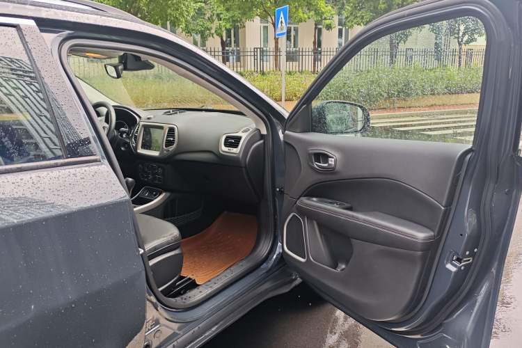 Used  Compass 2017 200T Automatic Family Edition
