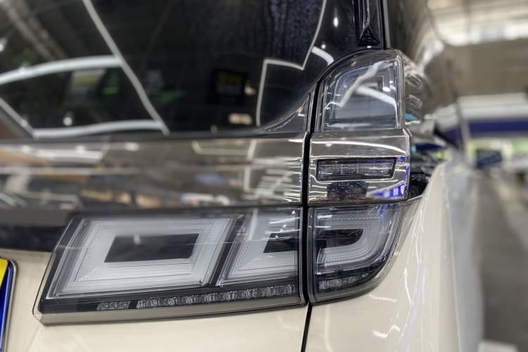 Used Toyota Vellfire 2021 Crown Dual-Engine 2.5L HV Prestige Edition
