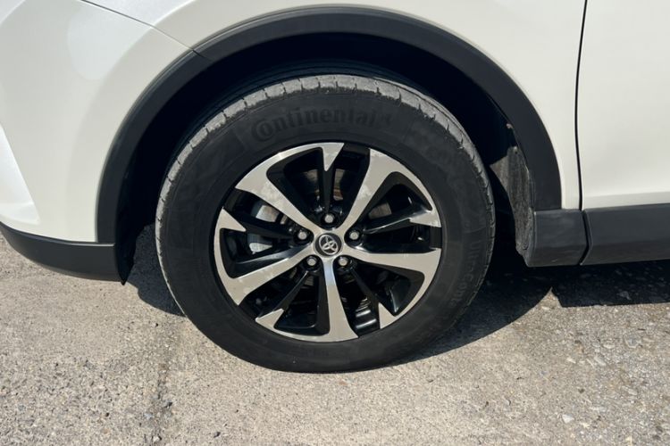 Used Toyota RAV4 2016 2.0L CVT Two-Wheel Drive Fashion Edition China V Standard
