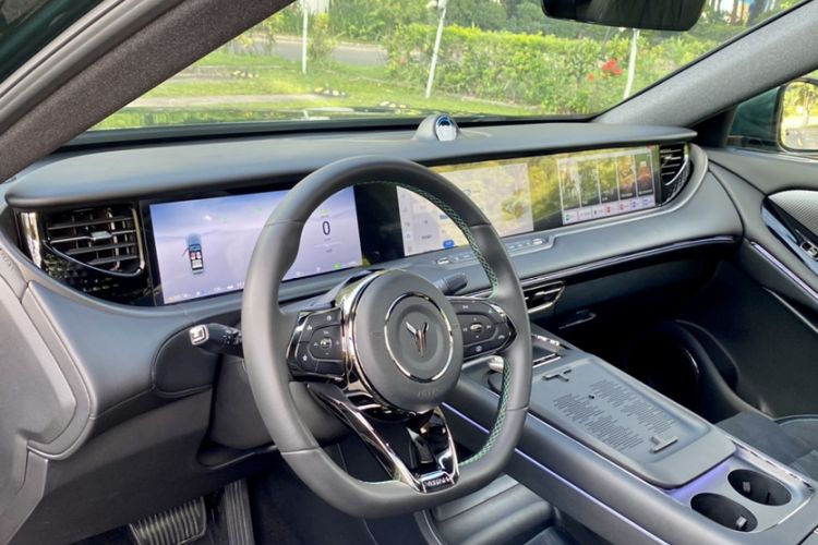 Used VOYAH FREE 2025 318 259 km All-Wheel-Drive Exploration Edition
