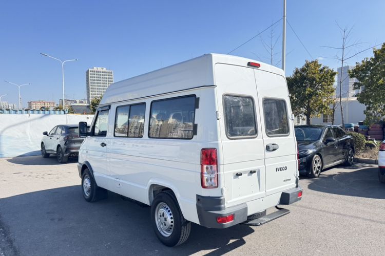 Used Iveco Daily 2017 2.5T A35 Passenger Van 5-7 Seats Model 47Z5