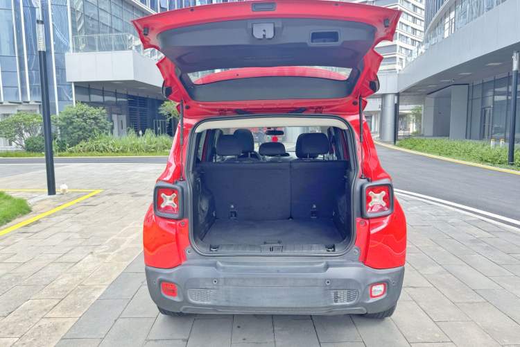 Used  Renegade 2018 Connected Large Screen Version 180T Automatic High-Energy Edition
