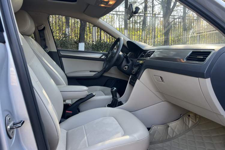 Used Volkswagen Santana 2013 1.6L Manual Comfort Edition
