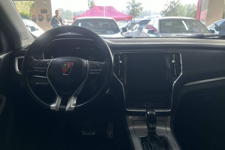 Used Roewe RX5 2016 20T Two-Wheel Drive Automatic Internet Smart Edition
