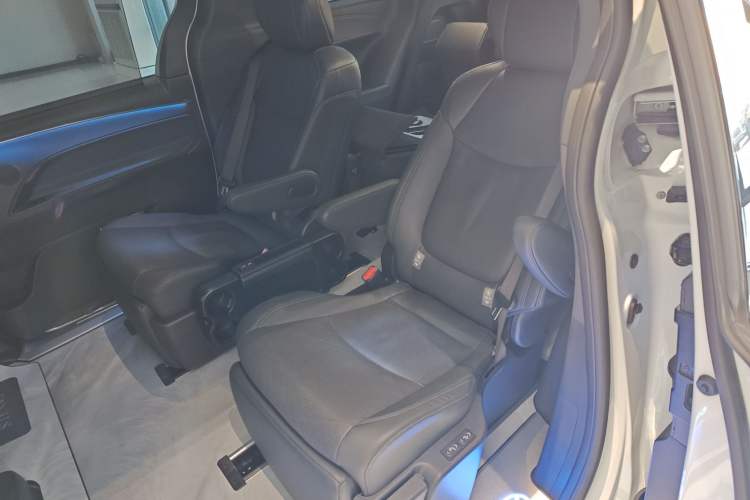 Used Toyota Sienna 2023 2.5L Hybrid Deluxe Edition
