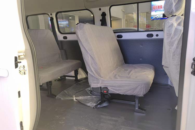 Used Wuling Yangguang 2024 300KM Comfort Version Passenger Van 75kW
