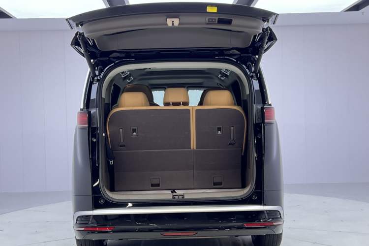 Used Denza D9 2022 DM-i 1040 Prestige Model
