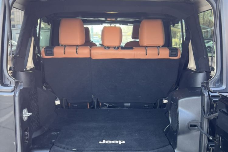 Used  Wrangler 2014 3.0L Sahara Four-Door Edition
