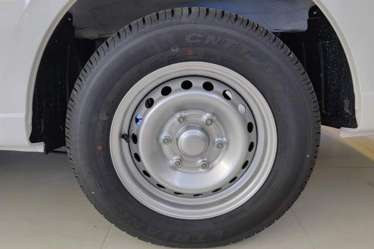 Used Wuling Yangguang 2024 300KM Comfort Version Passenger Van 75kW
