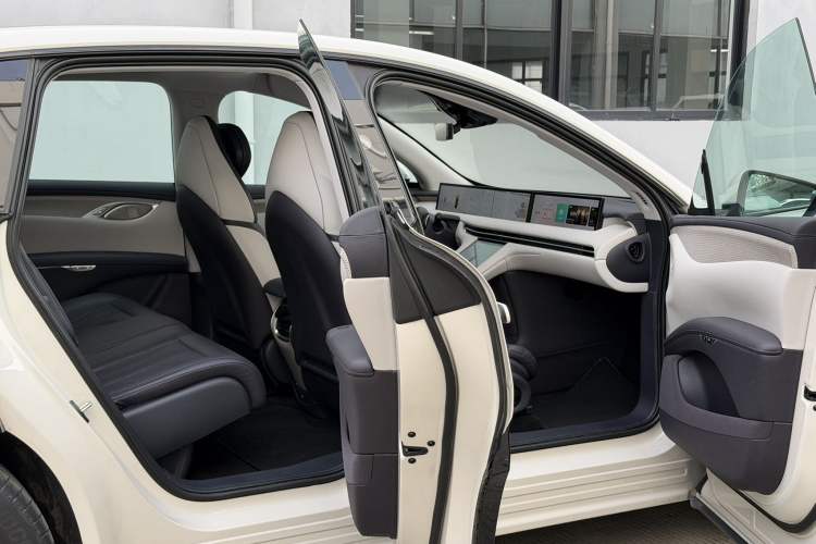 Used  LS7 2023 77 kWh Urban Fit Rear-Wheel Drive
