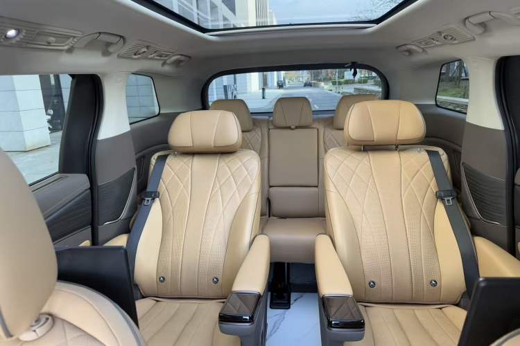 Used Denza D9 2022 DM-i 970 Four-Wheel Drive Prestige Model
