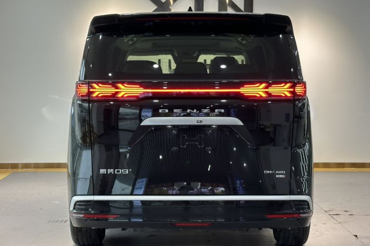 Used Denza D9 2025 DM-i Smart Drive 1020 Four-Wheel Drive Deluxe Model
