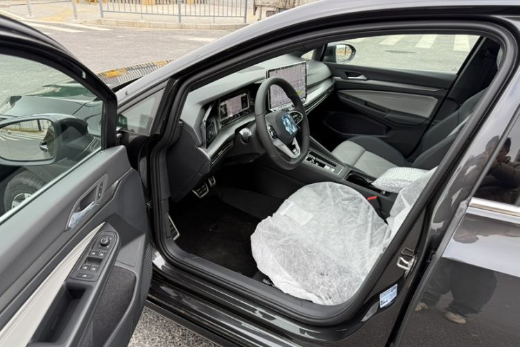 Used Volkswagen Golf 2025 Facelift 300TSI R-Line
