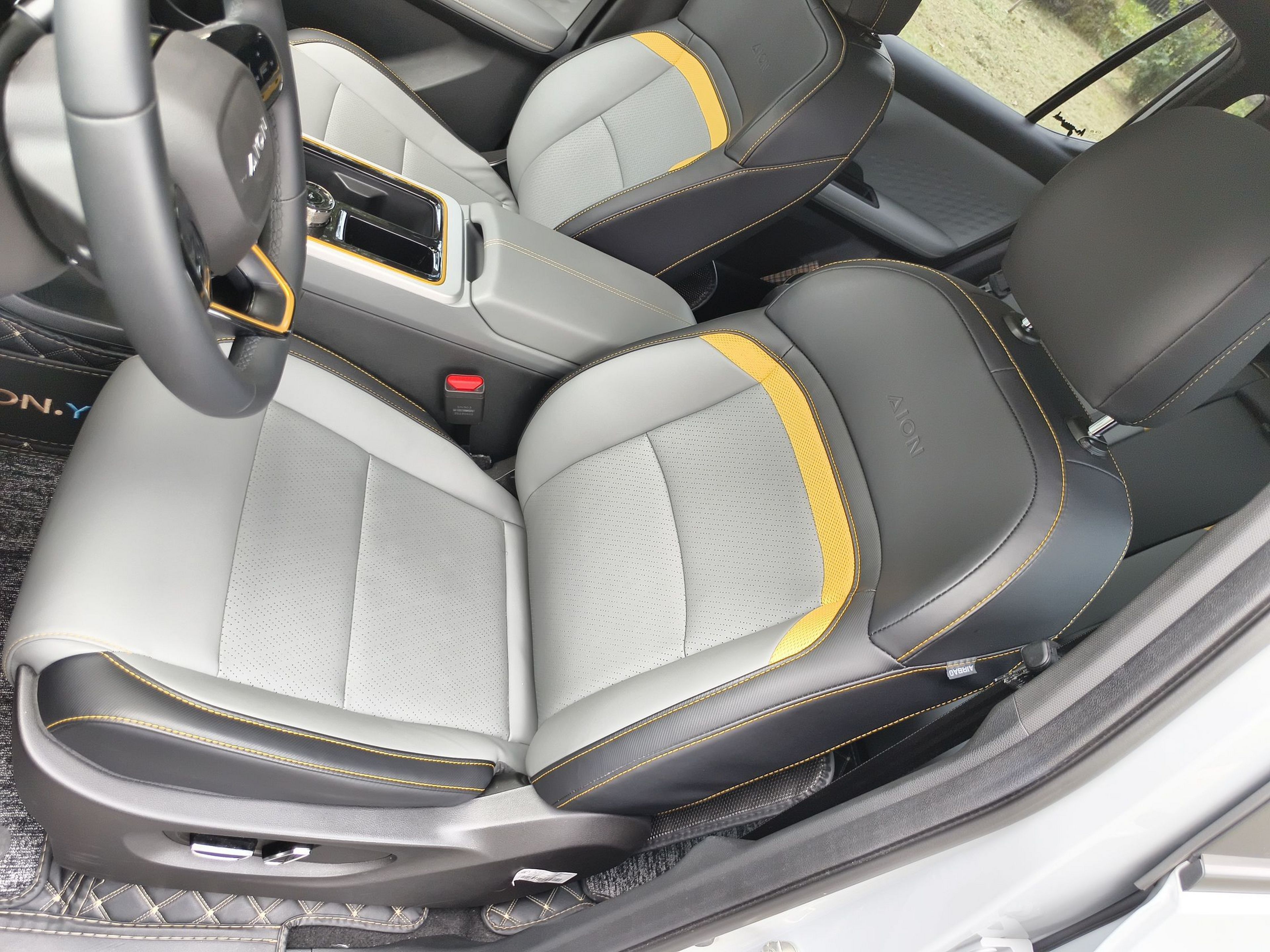 Переднее сиденье в автомобиле