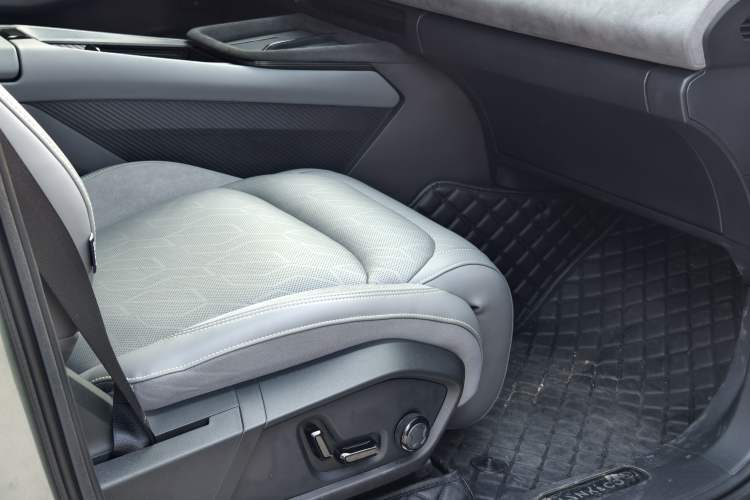 Used Lynk & Co 08 EM-P 2023 220km All-Wheel-Drive Performance Halo
