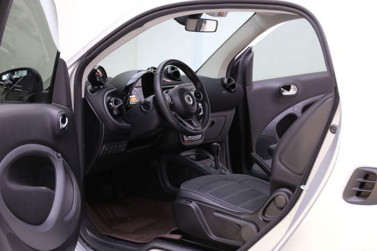 Used  fortwo 2018 0.9T 66kW Hardtop Pioneer Edition China V Emission Standard
