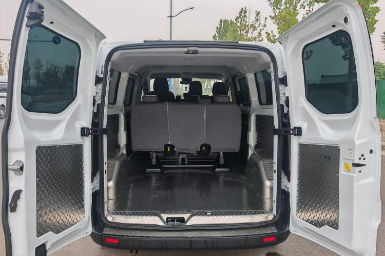 Used Ford Transit 2023 2.0T Diesel Manual Multifunction Commercial Vehicle Mid-axle Low-Roof Design 5/6 Seats
