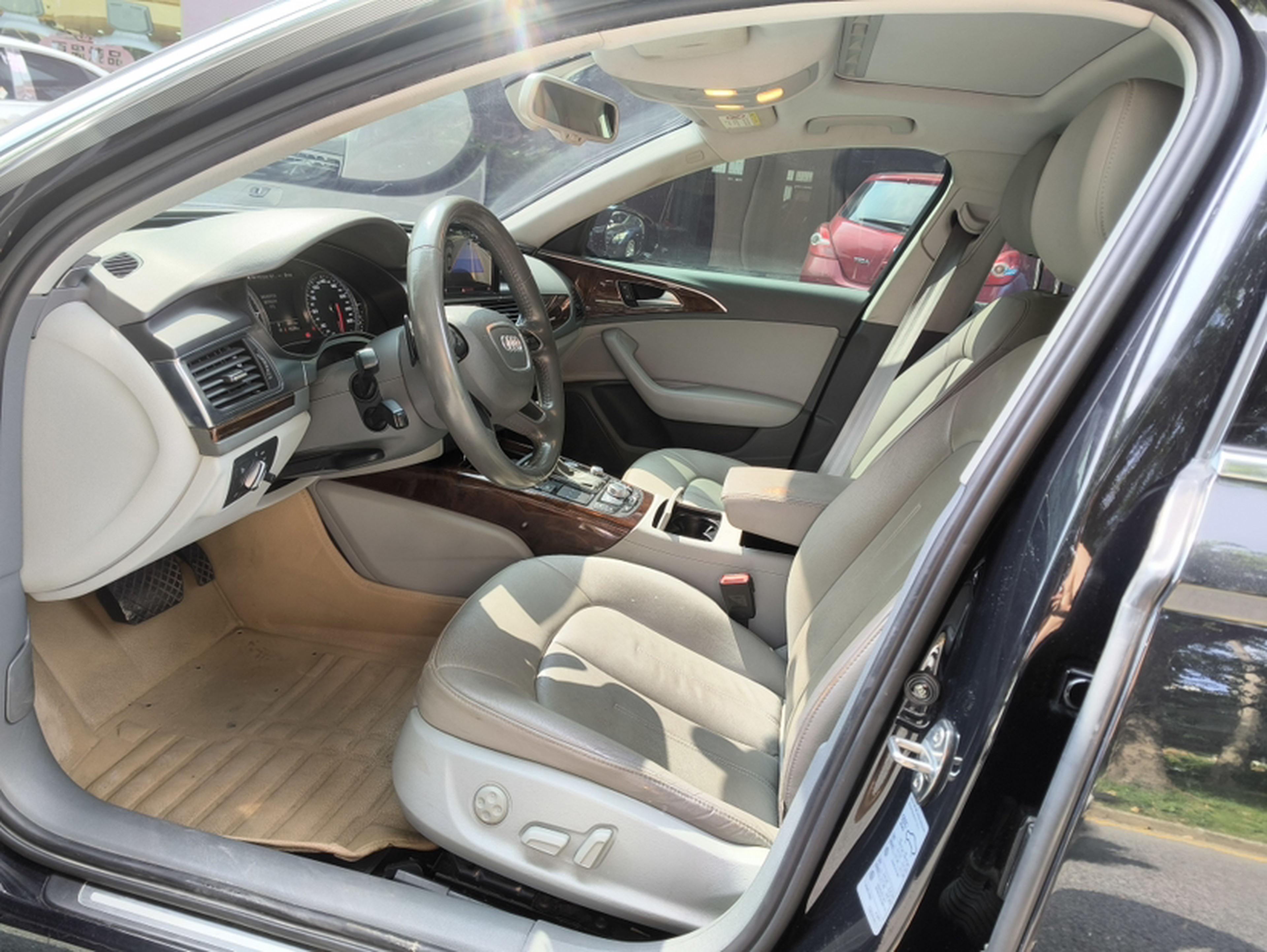 المقاعد الأمامية داخل السيارة