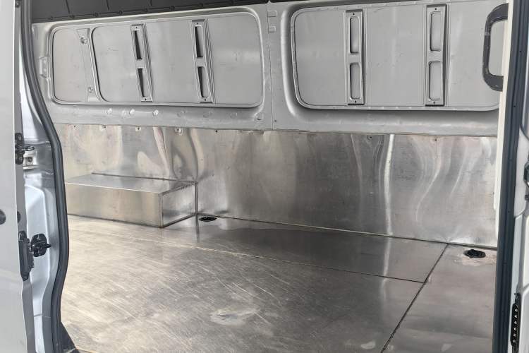 Used Foton Toano 2024 Tuyano Pro Van 2.5T Manual Rear-Wheel Drive Extended Wheelbase with Ultra-High Roof Dual Rear Tires 3-Seater Configuration