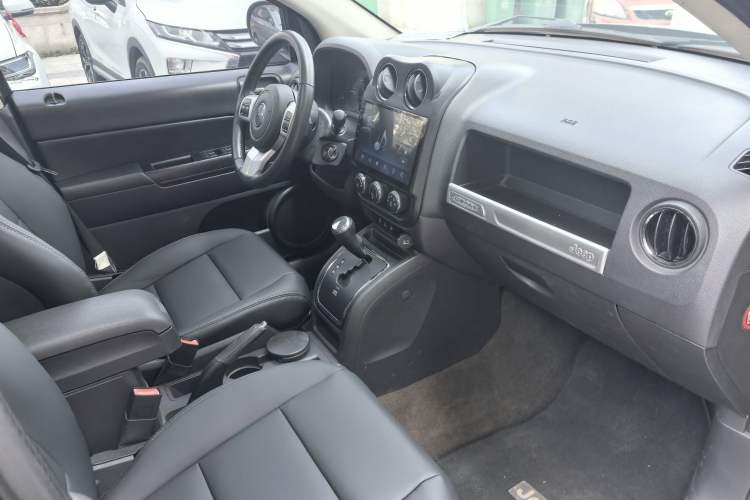 Used  Compass 2014 2.0L two-wheel drive sport version
